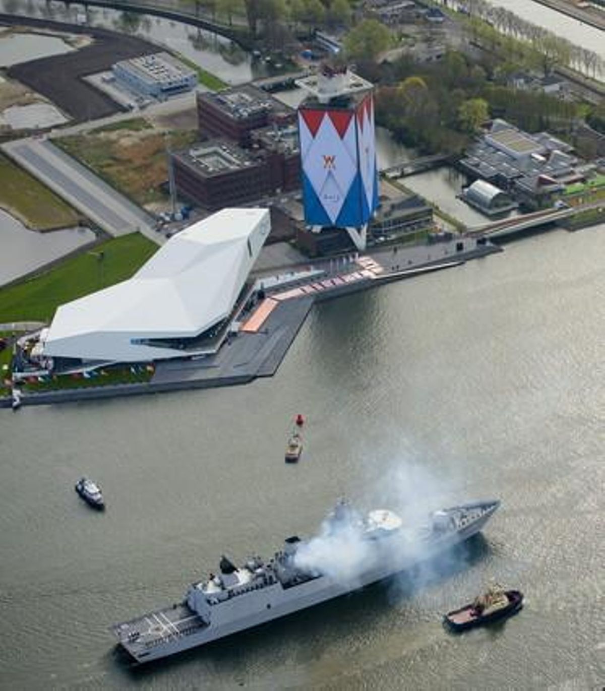 L’’HRMS Evertsen’ dispara en honor a la investidura de Guillem Alexandre d’Holanda.