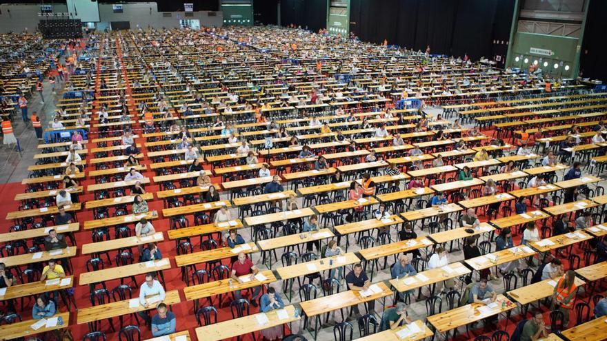 Opositores en una prueba celebrada este año en el recinto ferial de Silleda.   | // BERNABÉ