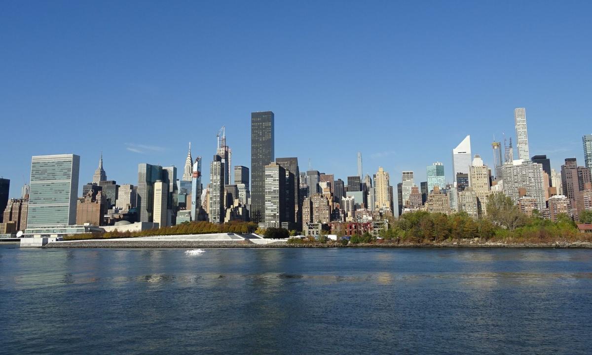 AME8185. NUEVA YORK (ESTADOS UNIDOS), 26/12/2019.- Fotografía del 18 de febrero de 2019 donde se aprecia la silueta de los rascacielos de la ciudad de Nueva York (EEUU), desde el distrito de Brooklyn. Nueva York es su perfil, forjado por los rascacielos que la habitan y la redibujan constantemente con cada impulso económico y cada crisis. La fiebre multimillonaria por los "edificios aguja" de Manhattan está delineando ahora una nueva silueta, admirada por unos y aborrecida por otros. EFE/Jorge Fuentelsaz. Panorámica. rascacielos. distrito de Brooklyn