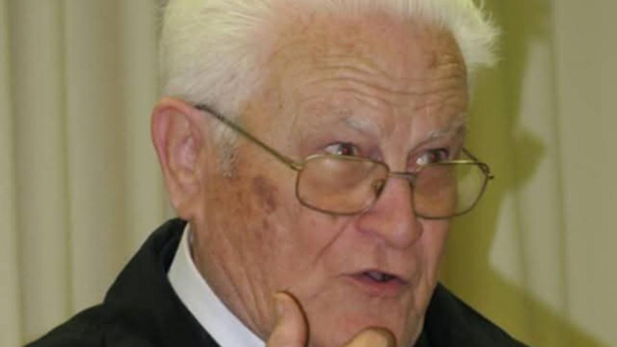 Fotografía de archivo del hermano marista José Pérez en un acto en el colegio Maristas de Badajoz.