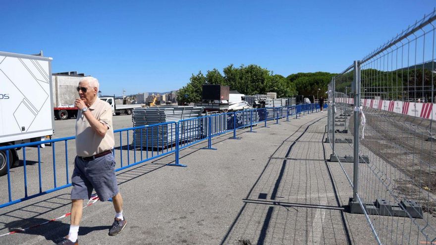 Un hombre camina por el paso peatonal habilitado en O Ramal. | Noé Parga