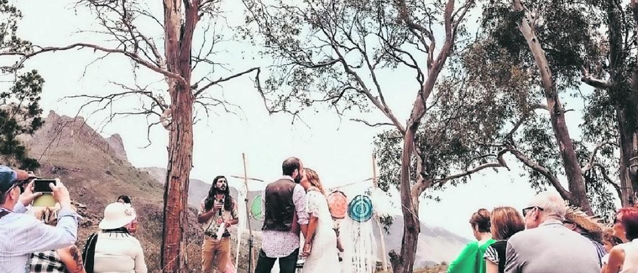 Eli Bermudo durante su boda en la finca ecológica Molino de Agua de Fataga.