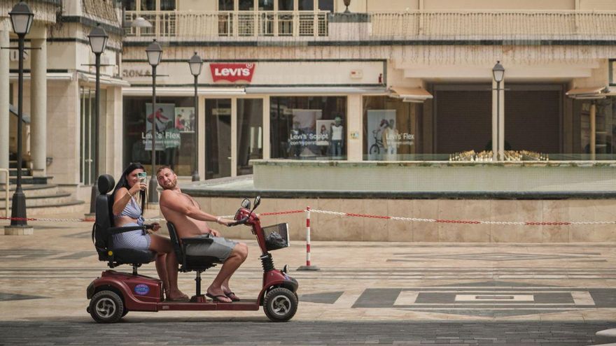 Una pareja de turistas rusos en el sur de Tenerife.