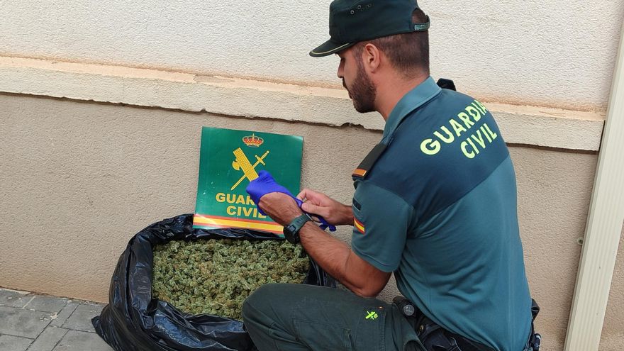 El olor a marihuana los delata: pillados con 5 kilos en una furgoneta en Sax