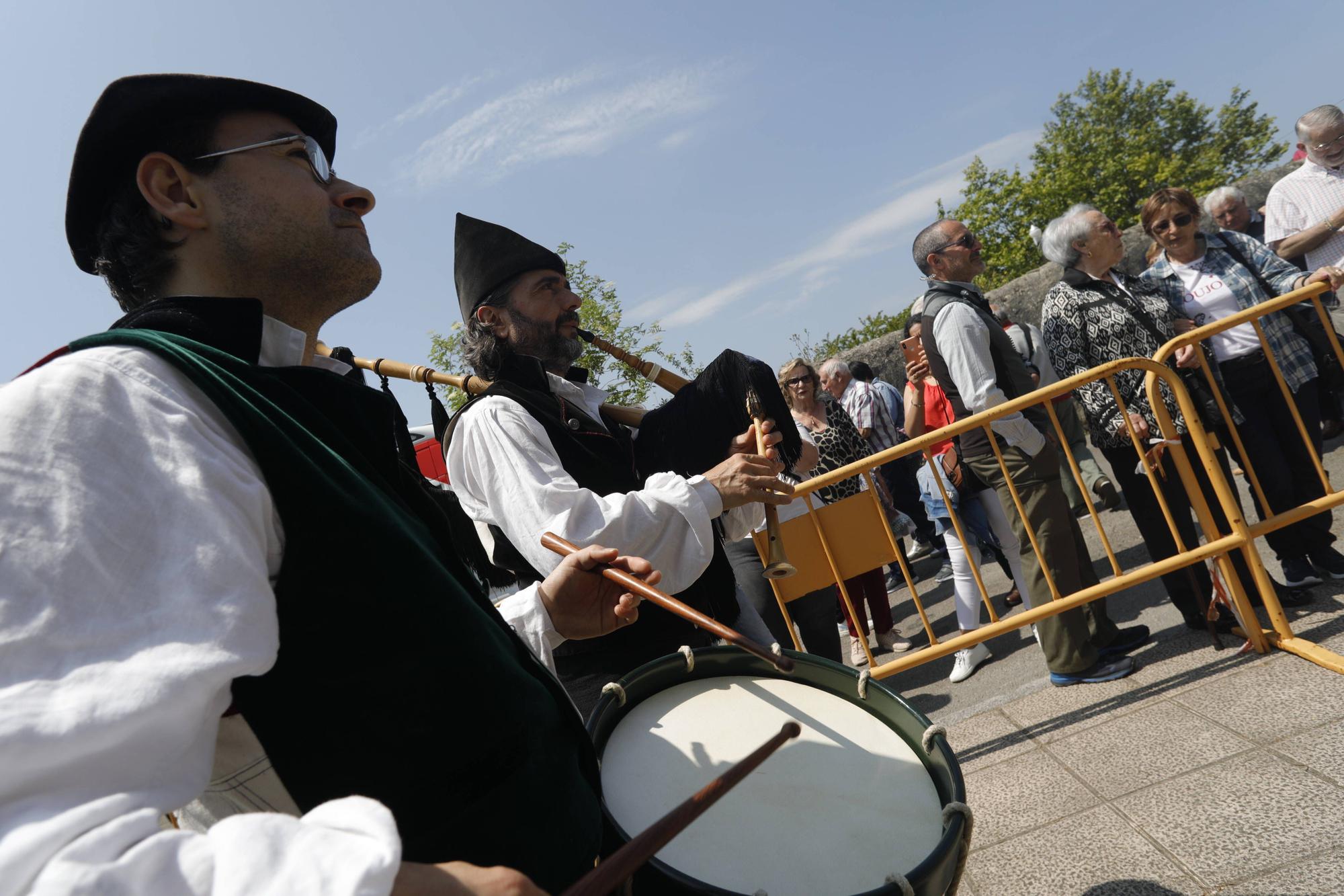 En imágenes: Tradicional rito del beso en la ermita de La Luz de Avilés