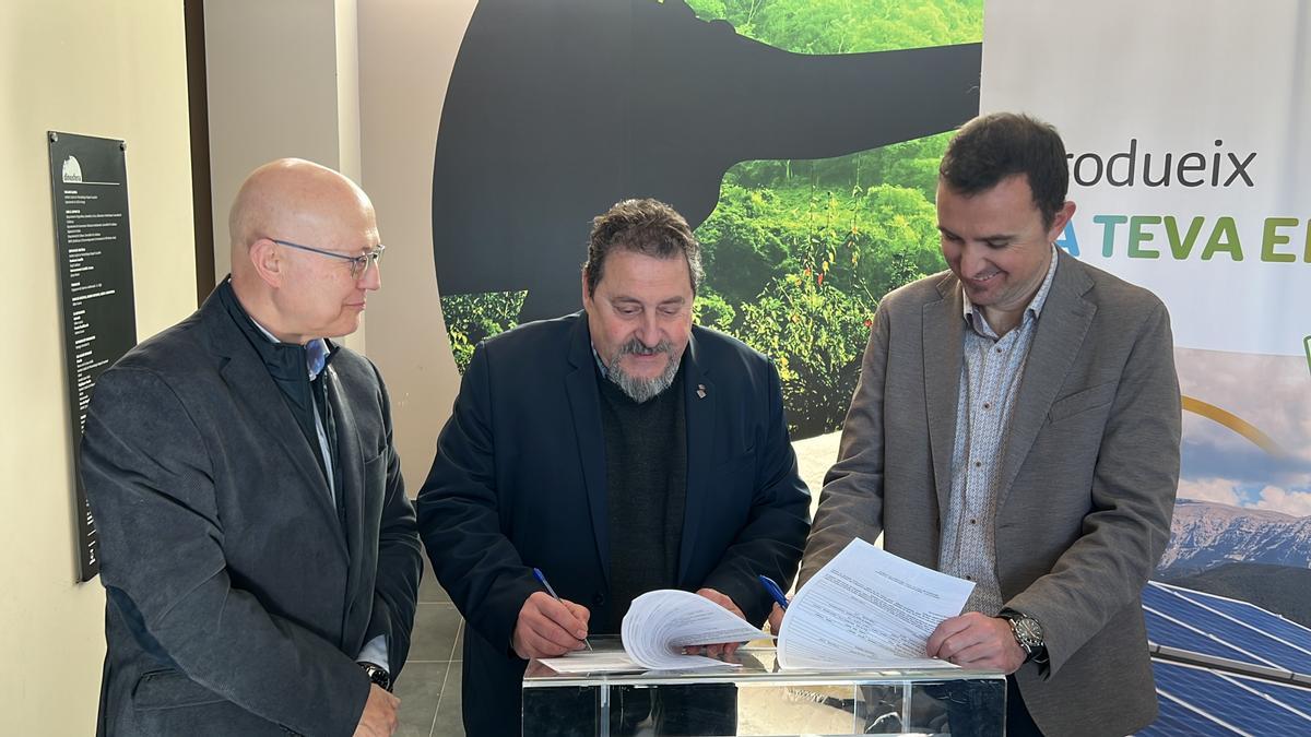 L'alcalde de Coll de Nargó, Martí Riera, signant el contracte amb el director comercial de Peusa, Joel Boix, per rebre compensacions pels excedents d'energia que produeixen