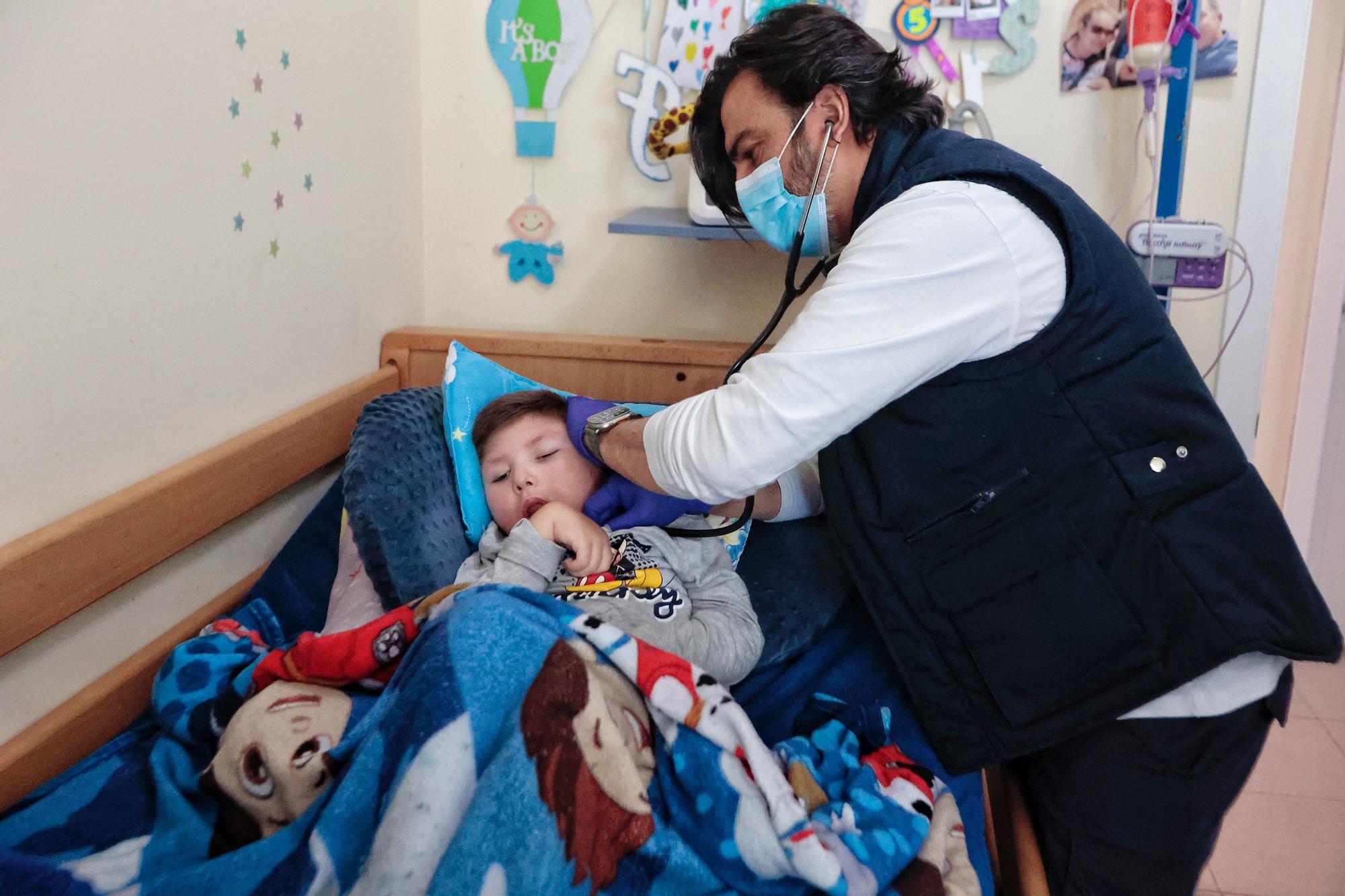 Servicio de Atención Pediátrica a Domicilio en la casa de Fran, un niño tinerfeño con una enfermedad rara neurodegenerativa.