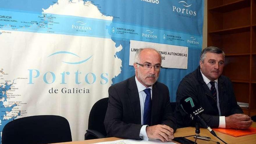 Durán con el responsable de Palmira Scuba, firma que limpiará el fondo del puerto de Combarro.  // R. V.