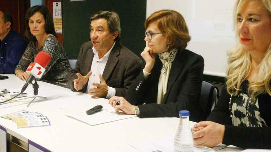 Quintana (segunda por la derecha) y el director de la UNED.