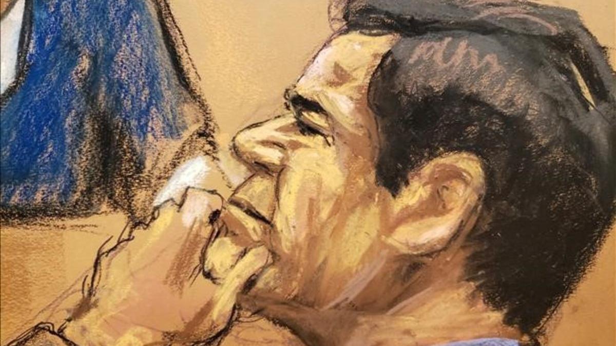 Joaquín 'El Chapo' Guzmán escucha el testimonio de Isaías Valdez Ríos durante el juicio