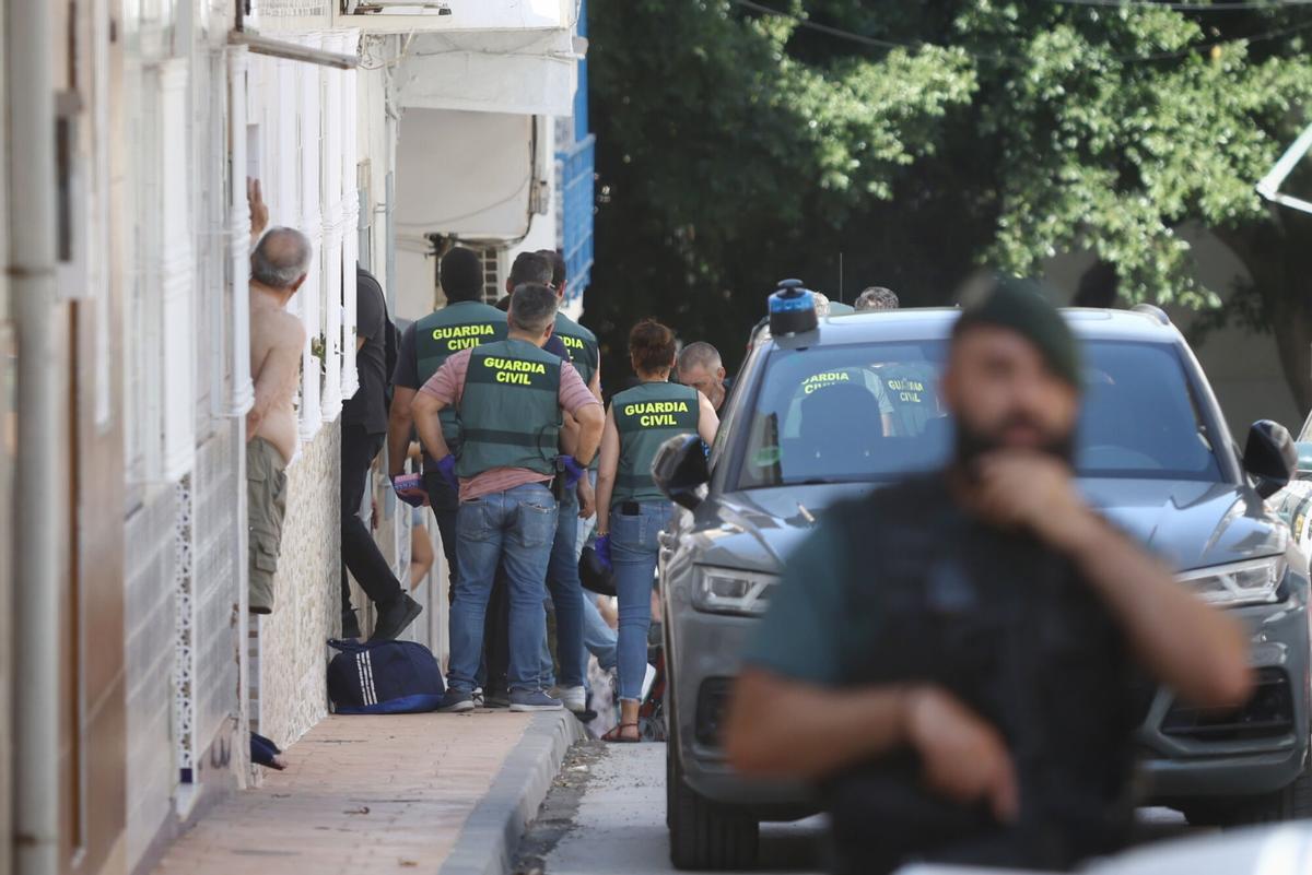 La Guardia Civil registra el domicilio del detenido por el doble crimen en Mijas