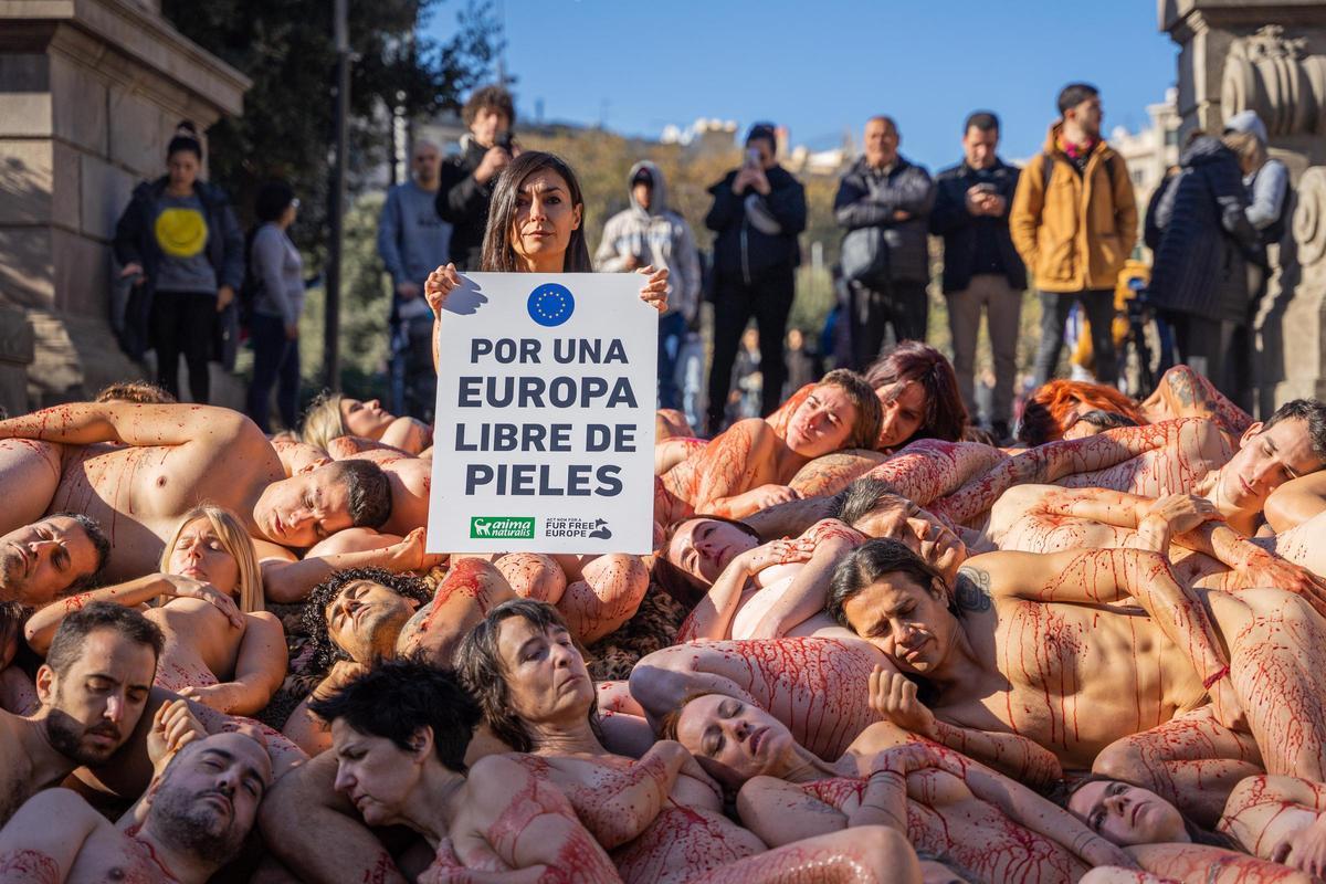 ADVERTENCIA: IMÁGENES SENSIBLES │Activistas se manifiestan en Barcelona por los derechos de los animales y contra el uso de pieles o cueros