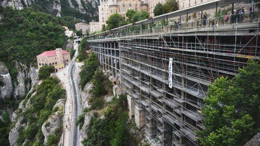 Imatge actual de les dues estructures: la del voladís i la de la bastida que el tapa parcialment