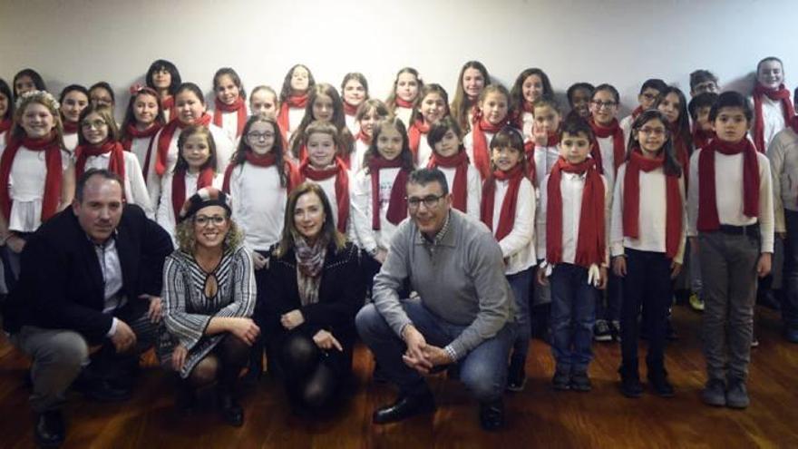 El coro del colegio Luis Costa actuó ayer en el Aula de Cultura de Cajamurcia.
