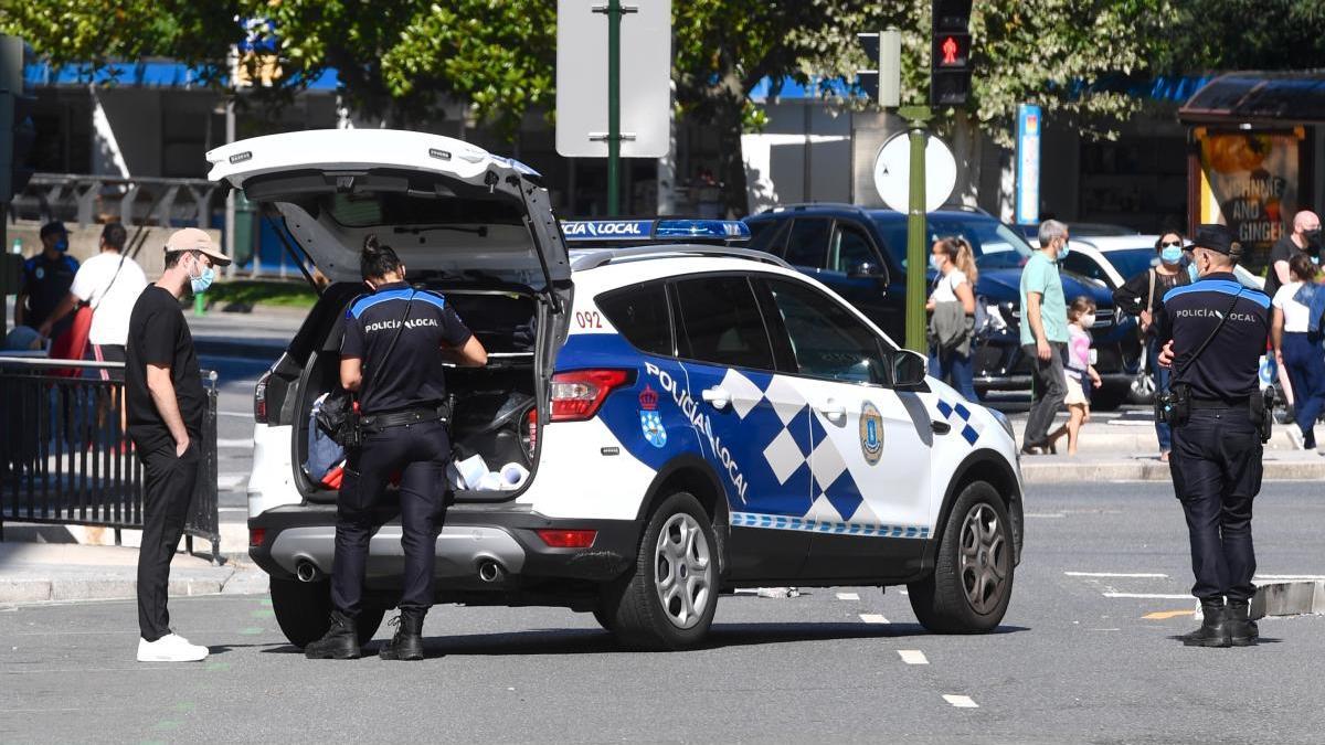 Control policial en A Coruña, la pasada semana, para vigilar el cumplimiento del uso de la mascarilla.