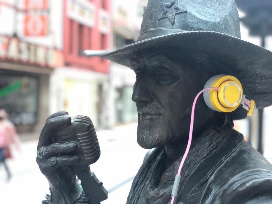 Las estatuas de Oviedo amanecen con auriculares