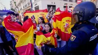 Tensión en la Puerta del Sol entre acampados y manifestantes con banderas de España