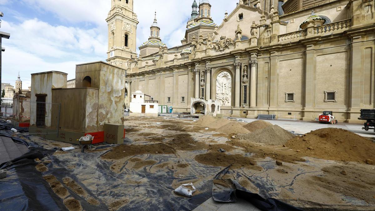 EN IMÁGENES | Comienza el montaje del belén de la plaza del Pilar