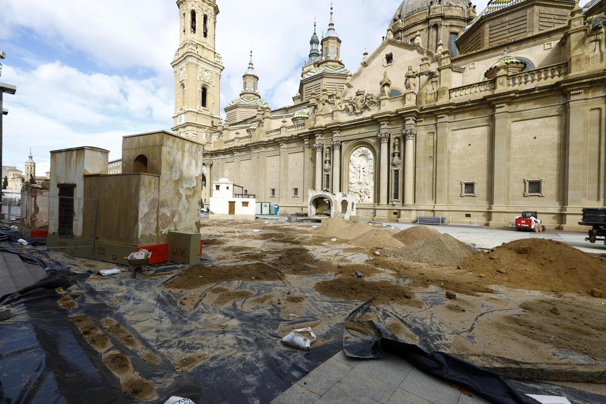 EN IMÁGENES | Comienza el montaje del belén de la plaza del Pilar