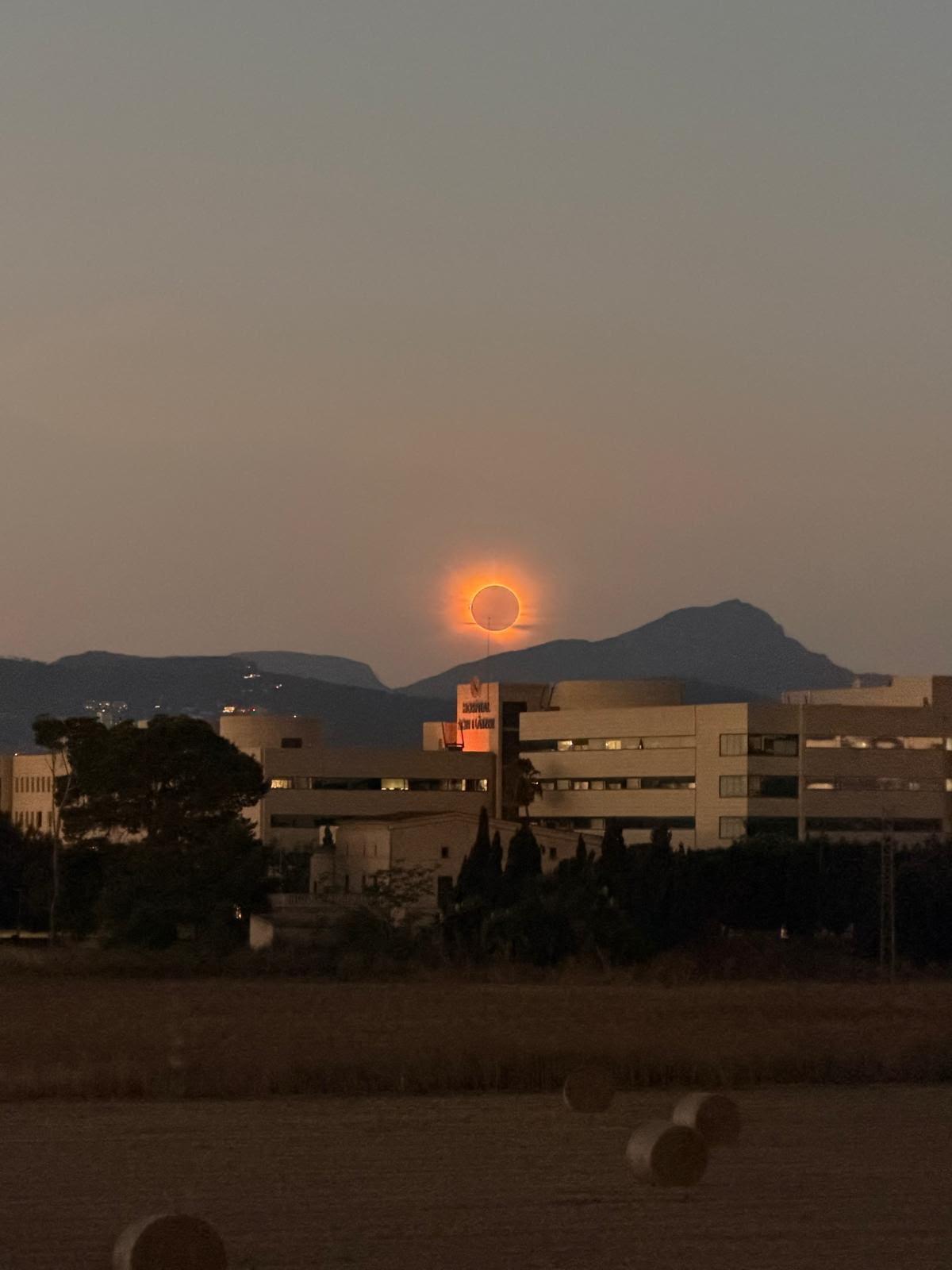 El eclipse total de sol justo encima del hospital Son Llàtzer.