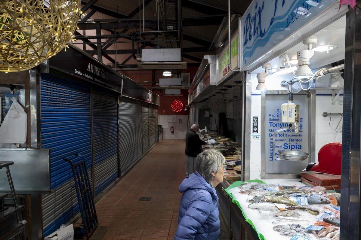 Puestos cerrados en un pasillo del mercado de la Estrella, en Barcelona.