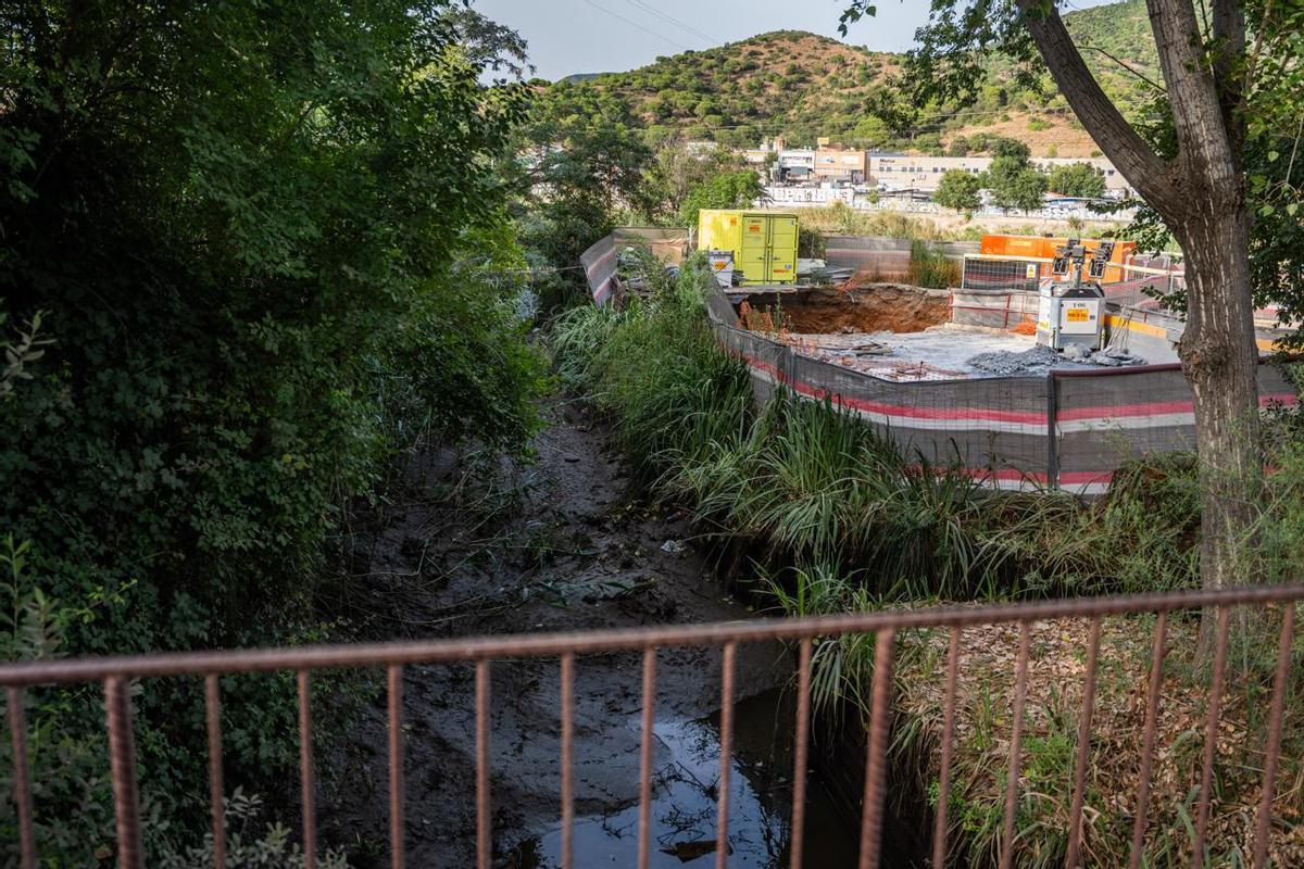 Colapso en el pozo que conecta las obras subterráneas de la R2 en Vallbona