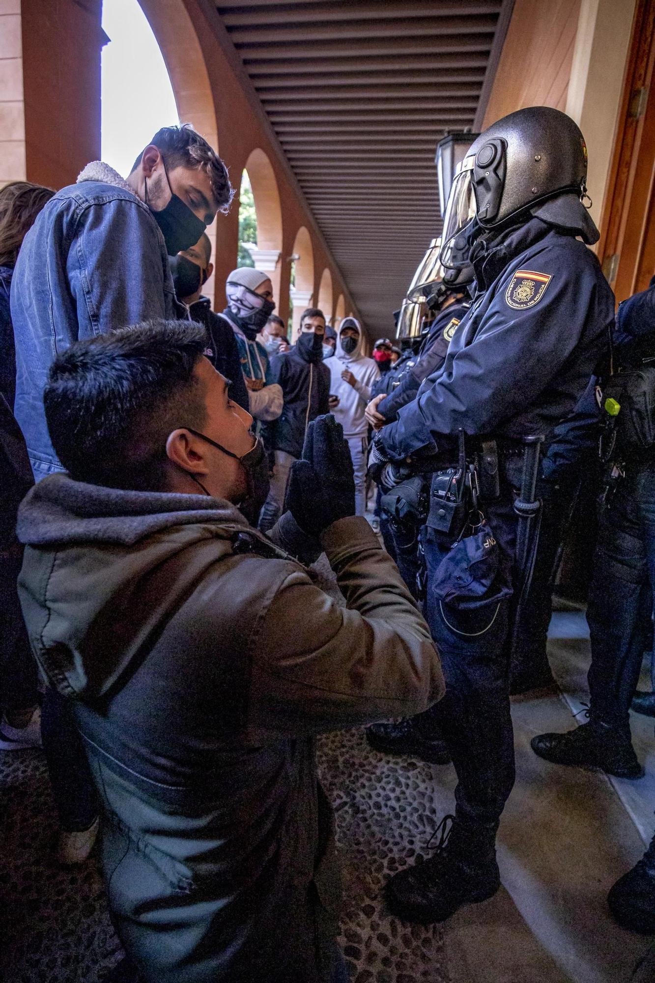 Un millar de restauradores cortan las Avenidas en su protesta ilegal por las restricciones