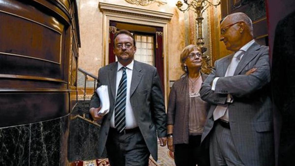 El secretario general de CiU, Josep Antoni Duran Lleida (derecha), observa al diputado del PSC Daniel Fernández, ayer en el Congreso.