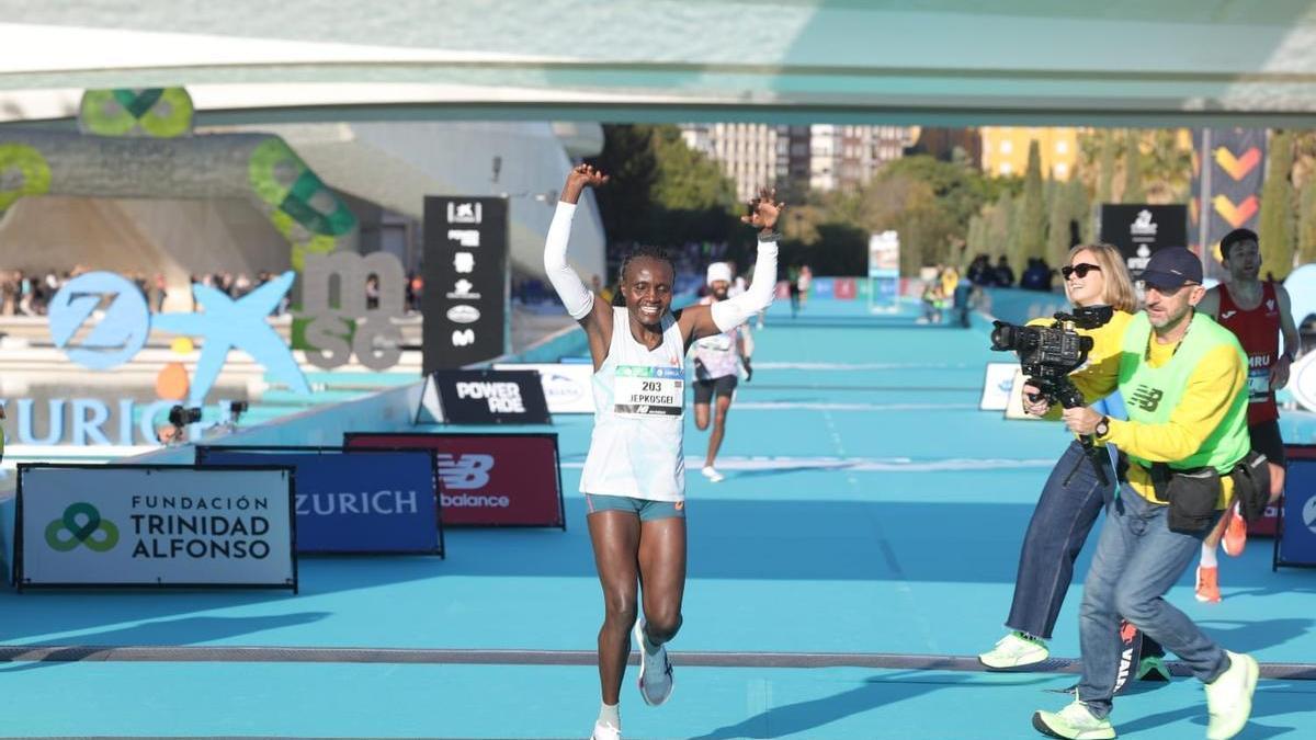 Joyciline Jepkosgei, eufórica a su entrada a meta en València.