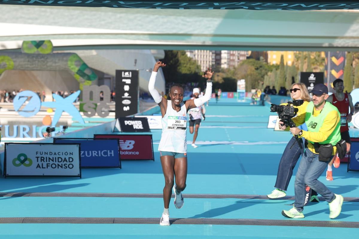 Joyciline Jepkosgei, eufórica a su entrada a meta en València.