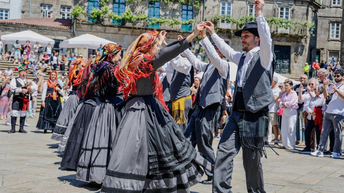 Las escuelas de baile tradicional despliegan su arte en el centro de Santiago de Compostela.