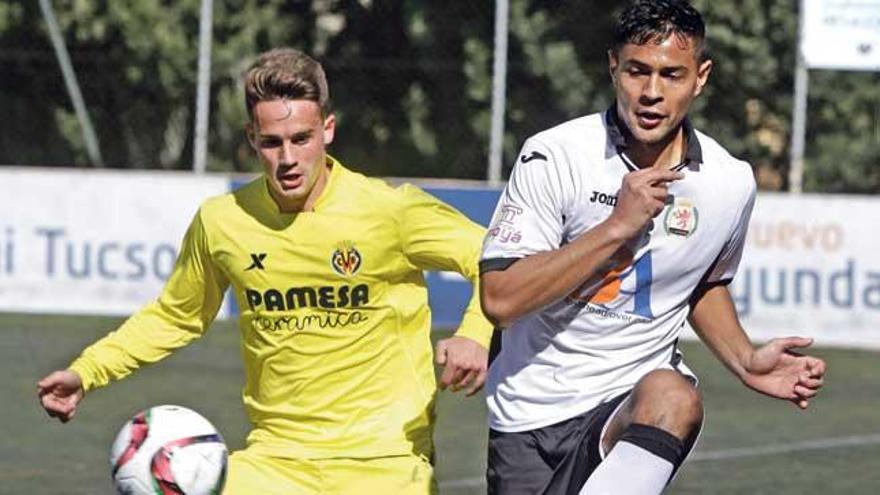 Bernat Alomar pugna por el balón ante un adversario.