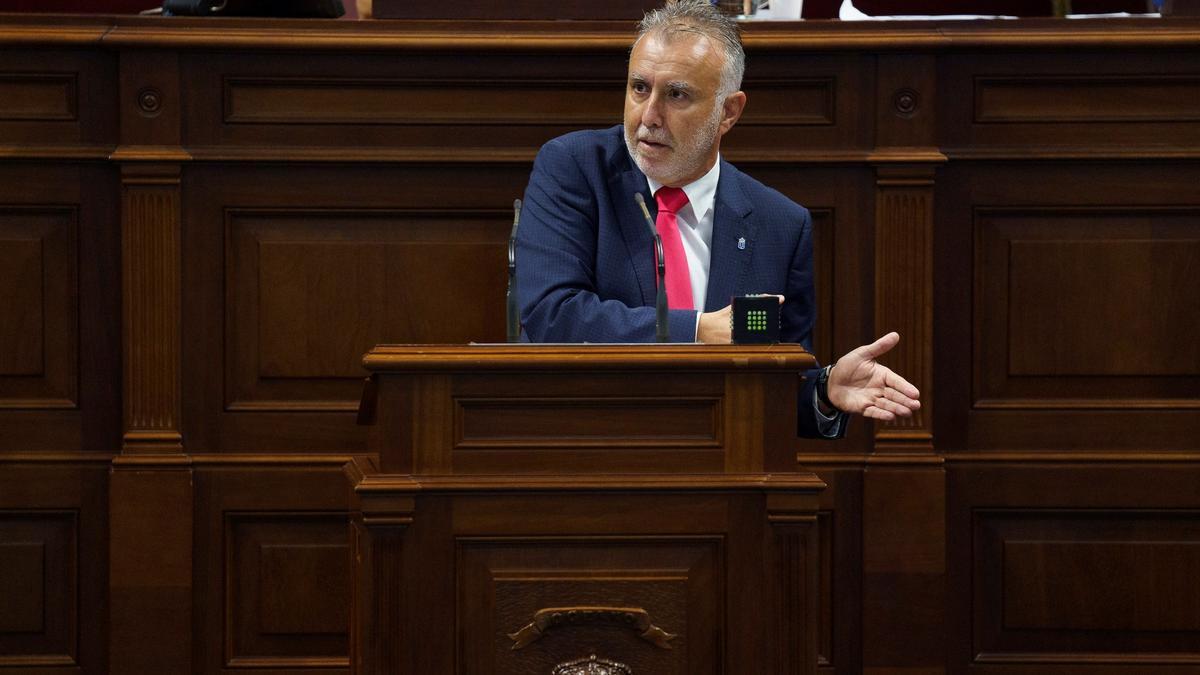 El presidente Torres, en el pleno del Parlamento de Canarias.