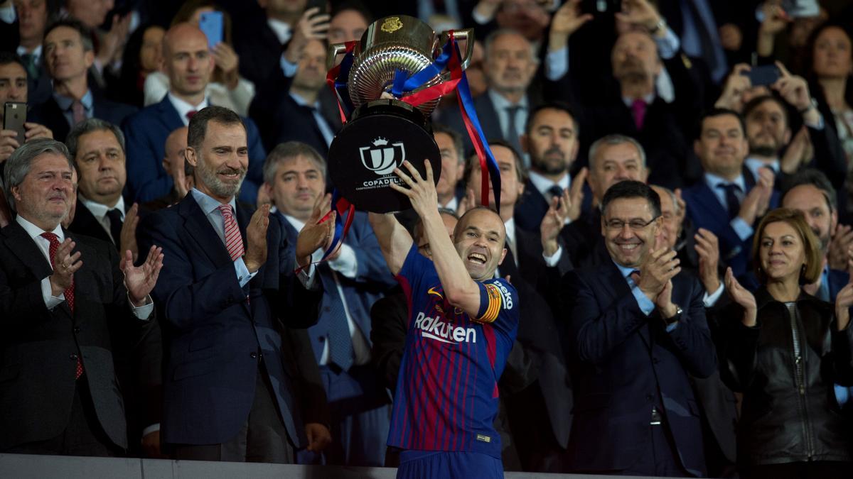 Iniesta exhibe el título de campeón del 2018, la última Copa conquistada por el Barça.