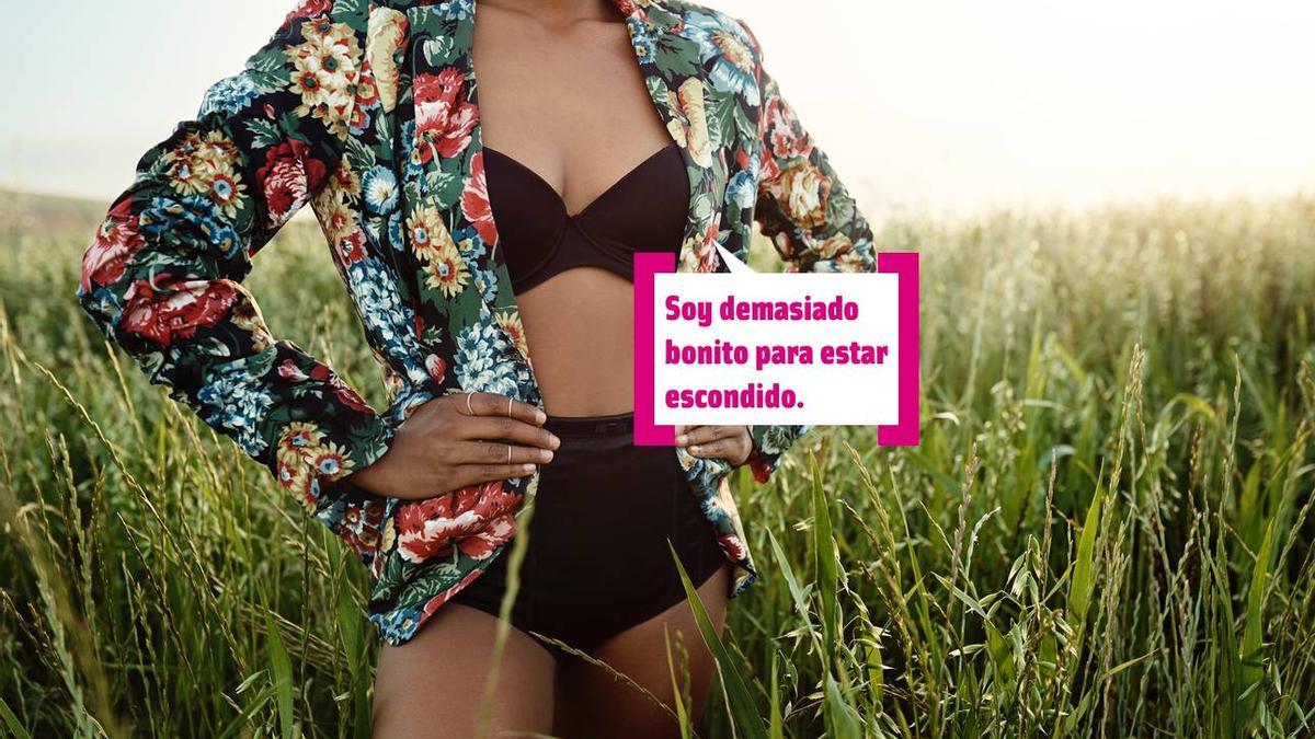 Mujer en ropa interior con chaqueta
