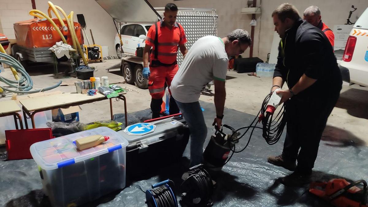 Efectivos de emergencias y de Protección Civil de Cangas saliendo para Valencia esta madrugada