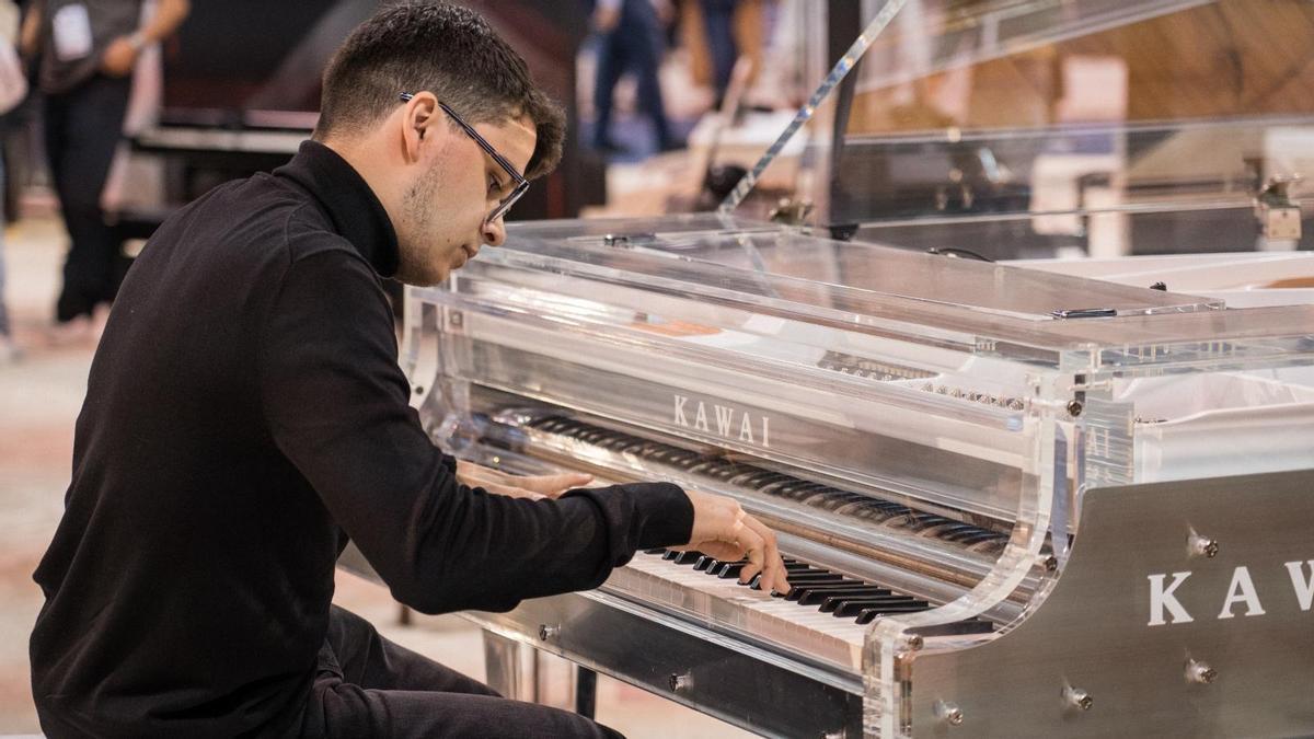 Sergio de Miguel, tocando el piano este año en la feria musical NAMM de Estados Unidos, la más importante del mundo.