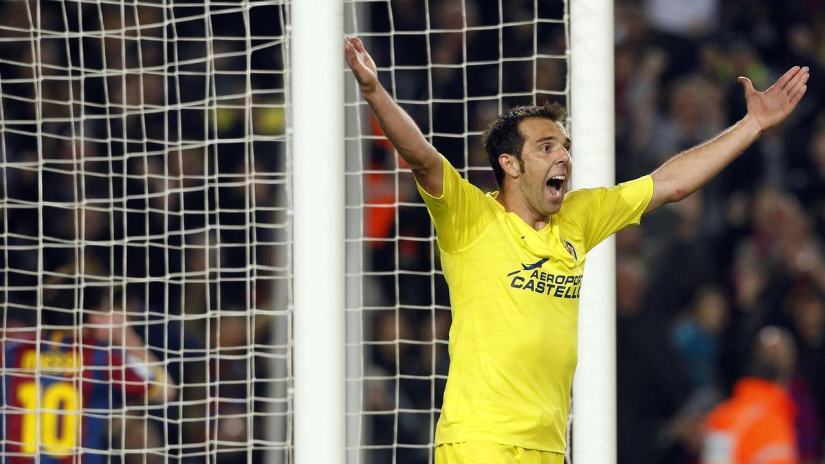 Carlos Marchena durante un partido con el Villarreal en el Camp Nou en 2010
