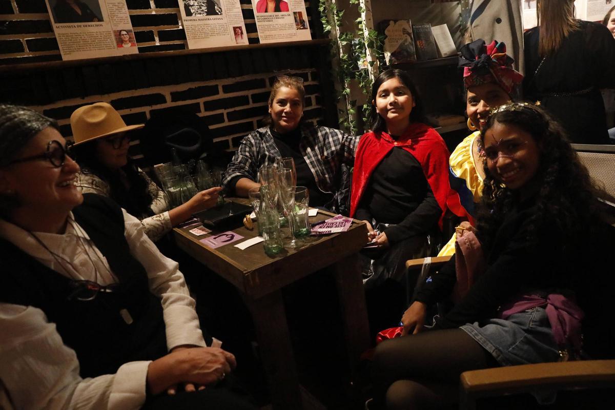 EN IMÁGENES: Las Comadres de Avilés sacan la fiesta a la calle