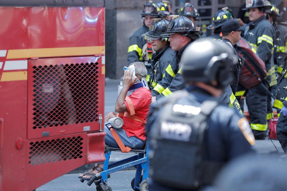 Un coche atropella a una multitud en Times Square