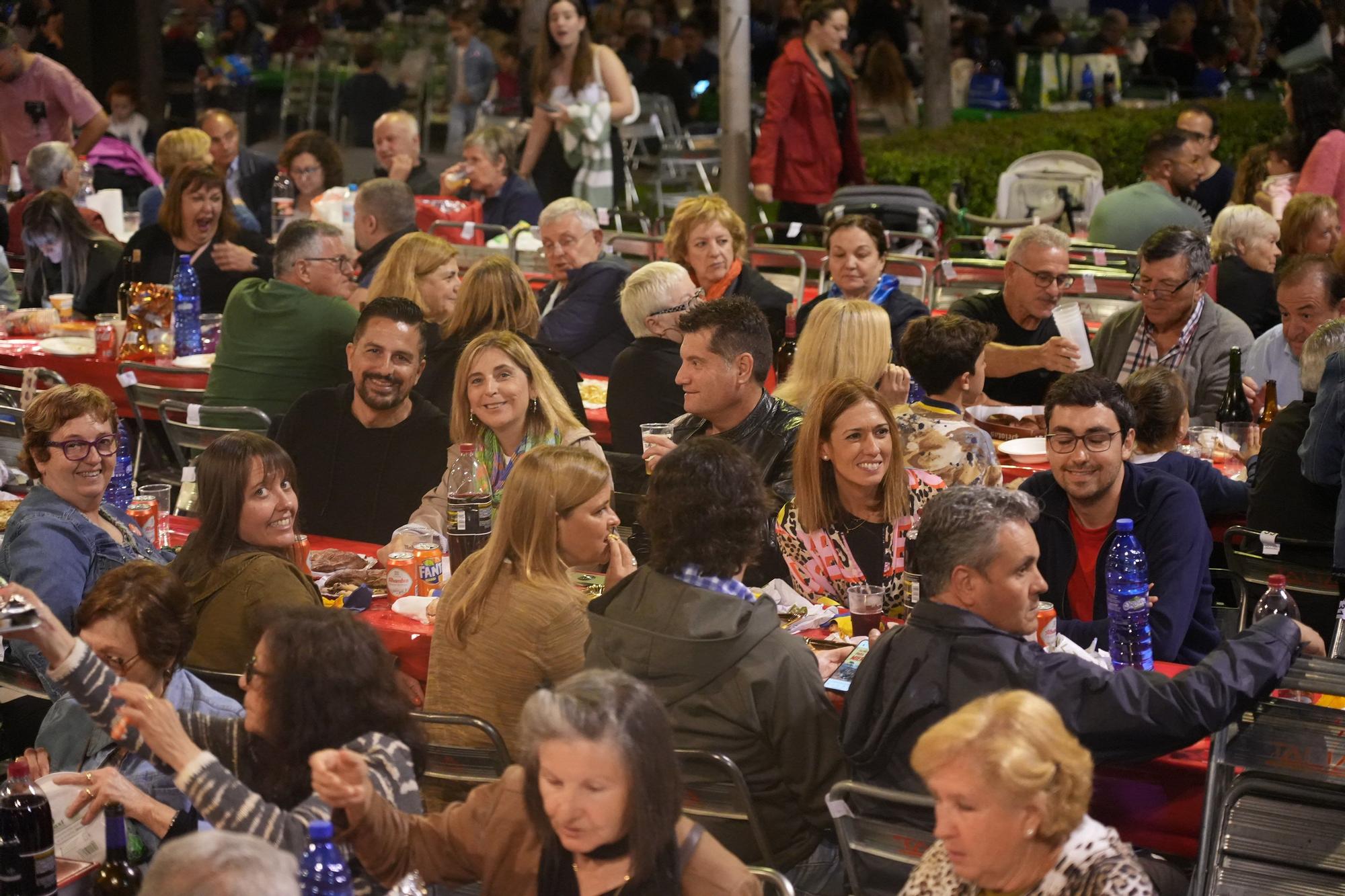 Búscate en la galería de fotos del 'sopar de pa i porta' de las fiestas de Almassora