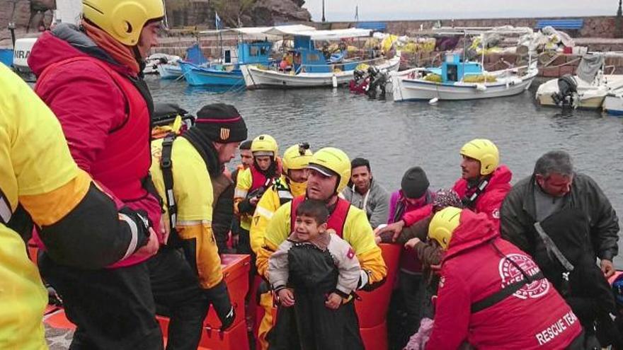 A l&#039;illa de Lesbos hi arriben embarcacions carregades de famílies que fugen de la guerra i la violència