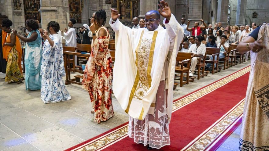El rector ruandès de la Seu i el Carme de Manresa celebra 25 anys de sacerdoci amb una missa cantada i ballada