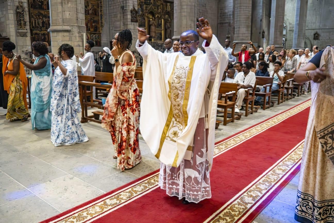 El rector de la Seu de Manresa celebra 25 anys de sacerdoci amb cants i balls ruandesos