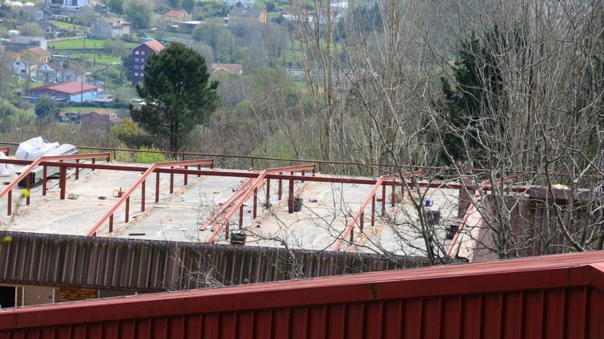 El tejado del IES Rodeira ya está practicamente repuesto. | FdV