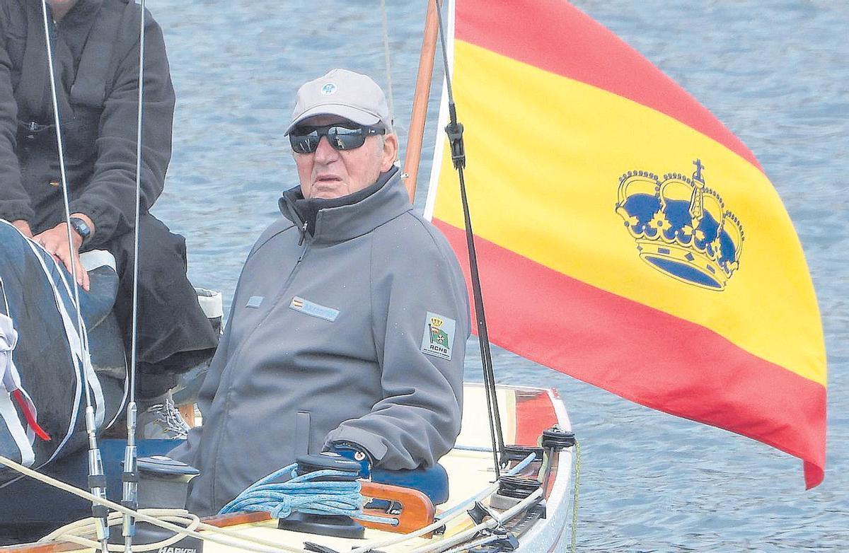 Juan Carlos I regresa al puerto de Sanxenxo (Pontevedra) de navegar con su equipo, el pasado 20 de abril.