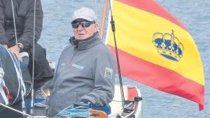 Juan Carlos I regresa al puerto de Sanxenxo (Pontevedra) de navegar con su equipo, el pasado 20 de abril.