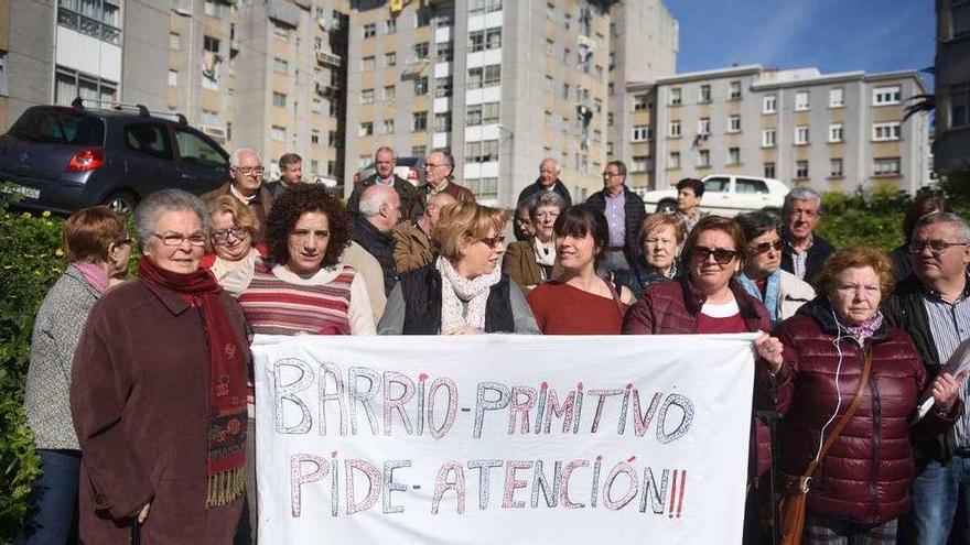 Vecinos de O Castrillón, ayer, en la concentración.