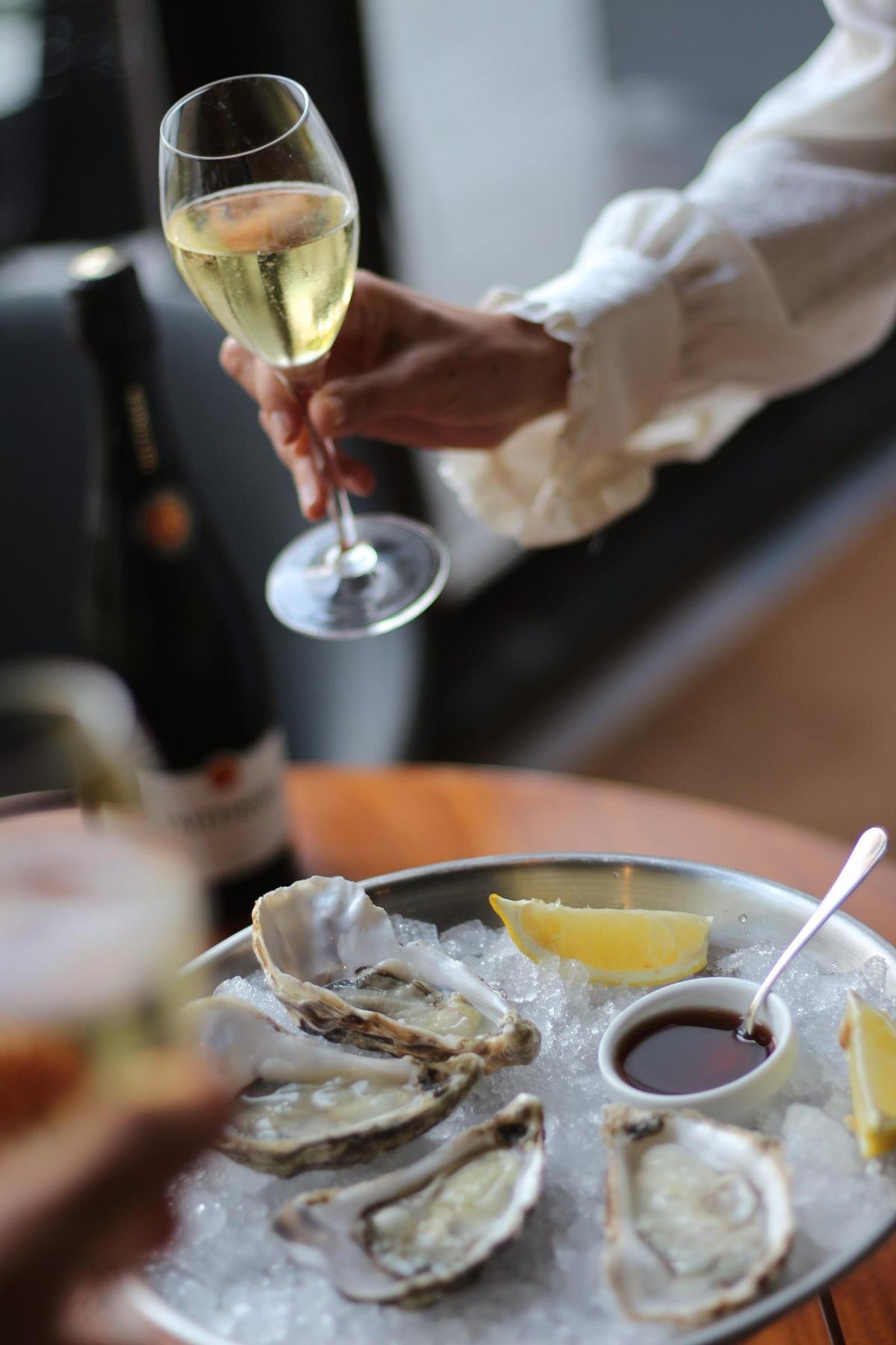 Luzi Bombón ilumina las Navidades con sabores a la brasa y una cena de Nochevieja llena de magia.