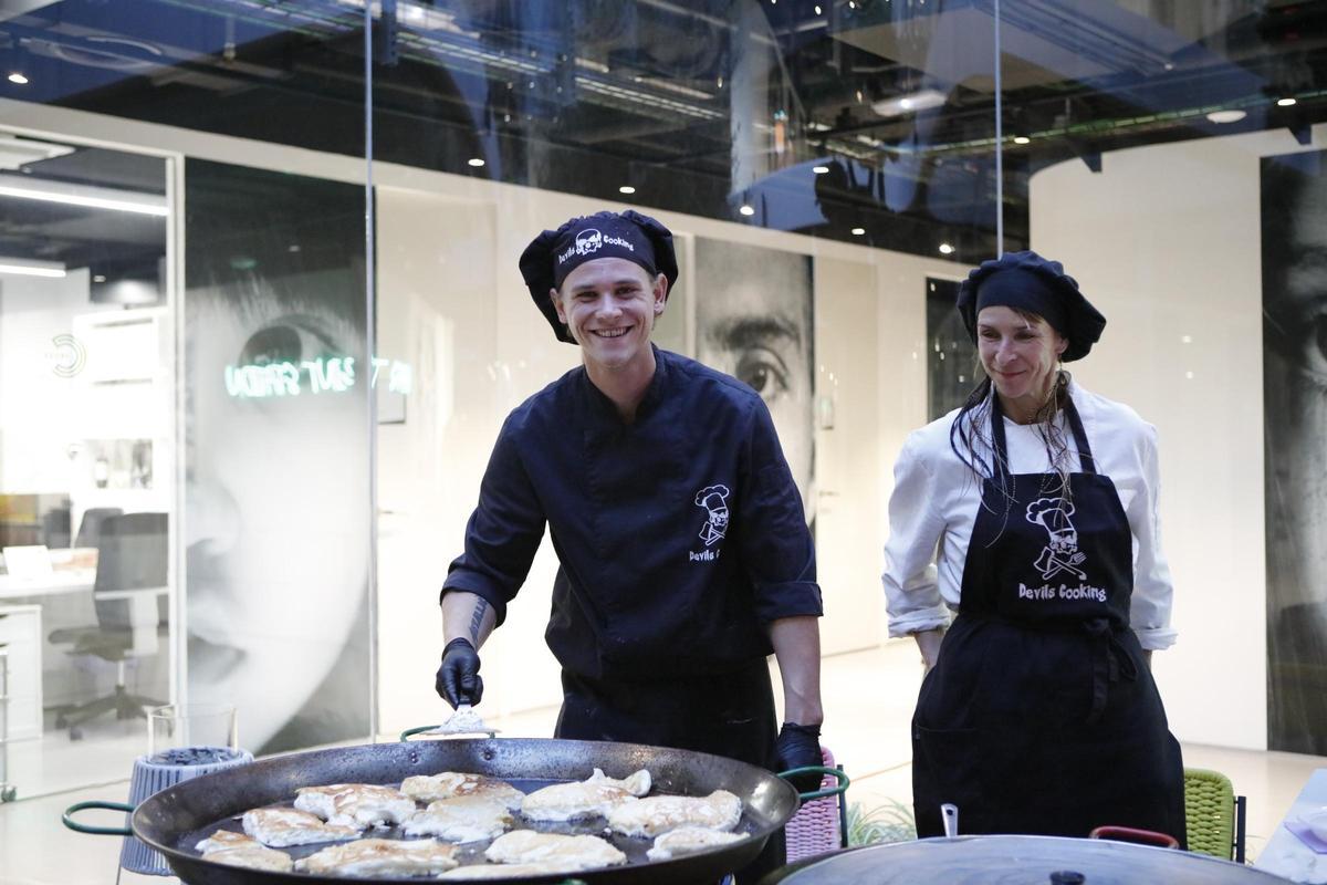 Fincakoch Julius Zappe macht im Innenhof Kaiserschmarn in der Paellapfanne.